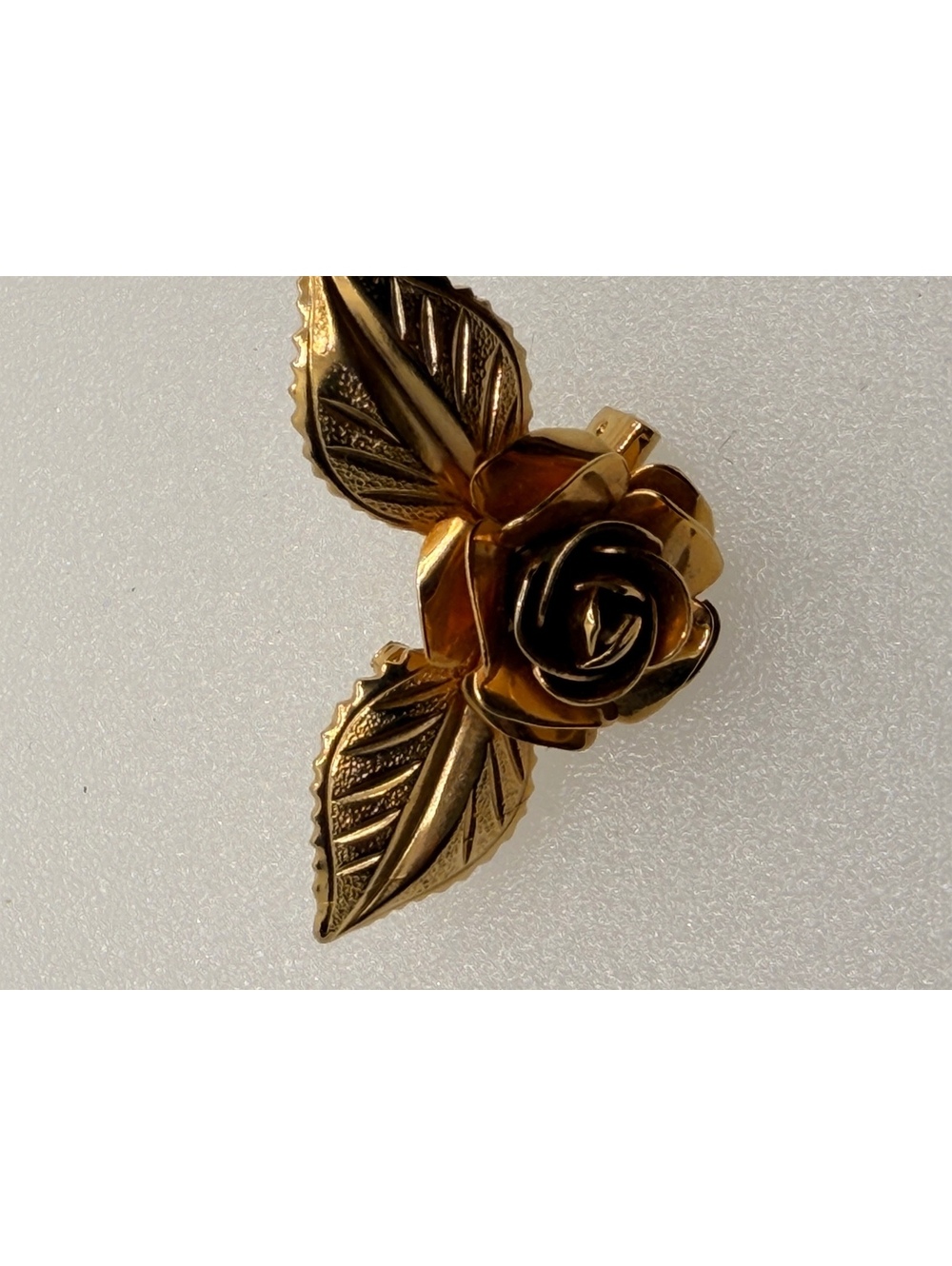 Gold tone rose brooch